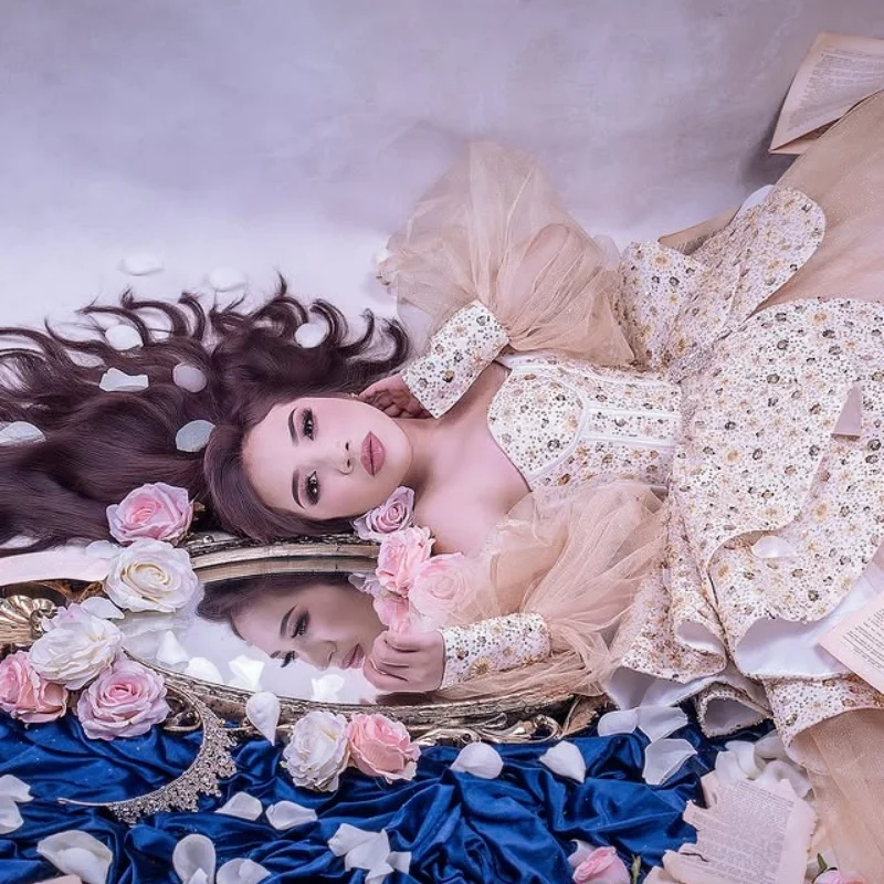 Robes de Quinceanera champagne personnalisées, épaules dénudées, paillettes appliquées, superposition de tulle, longue queue, 15