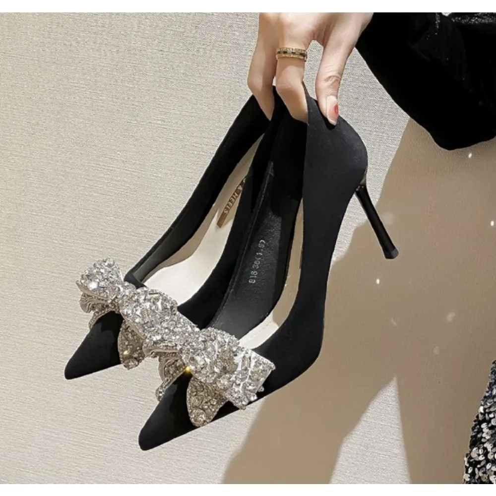 

Дизайнерские новые модные туфли-лодочки на высоком каблуке с острым носком и бантом, женские свадебные туфли на шпильке, черные модельные туфли для банкета и вечеринки