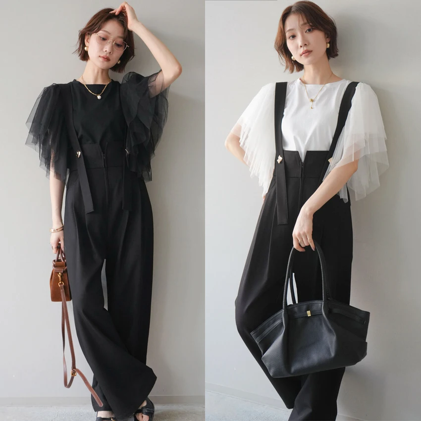 

Комплект из двух предметов: футболка с круглым вырезом из чистого хлопка с сетчатыми вставками и короткими рукавами, черный комбинезон на бретелях. Женский повседневный летний модный стиль.