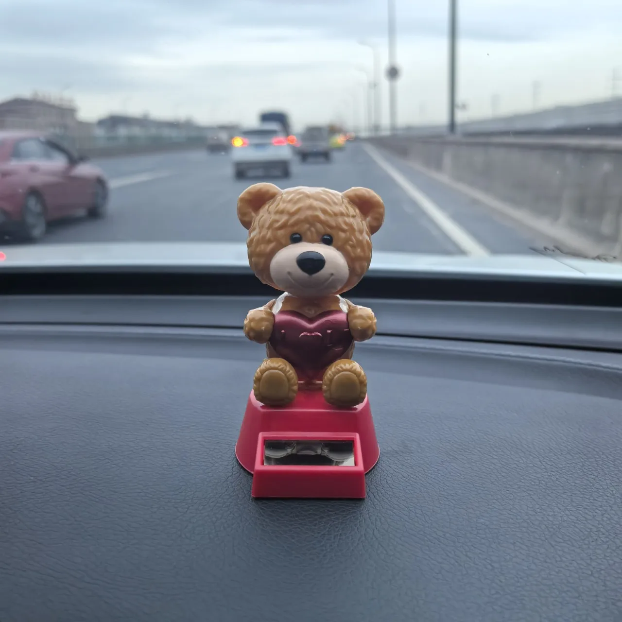 

Солнечная любовь, кукла-медведь, автомобиль, подоконник, стол, подарочный орнамент, игрушка