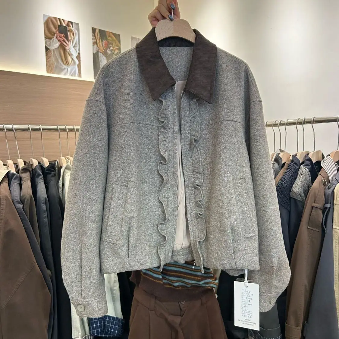 

Новое корейское модное шерстяное пальто для женщин, коллекция Осень-Зима 2025, с отложным воротником, черным гофрированным краем, укороченное, премиум-дизайн