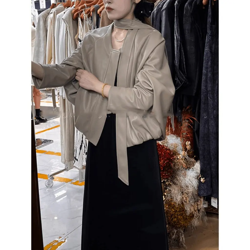 Damska krótka skórzana kurtka w stylu koreańskim, luźny krój z ozdobnymi wstążkami, nowa jesienna niszowa moda, odzież wierzchnia.