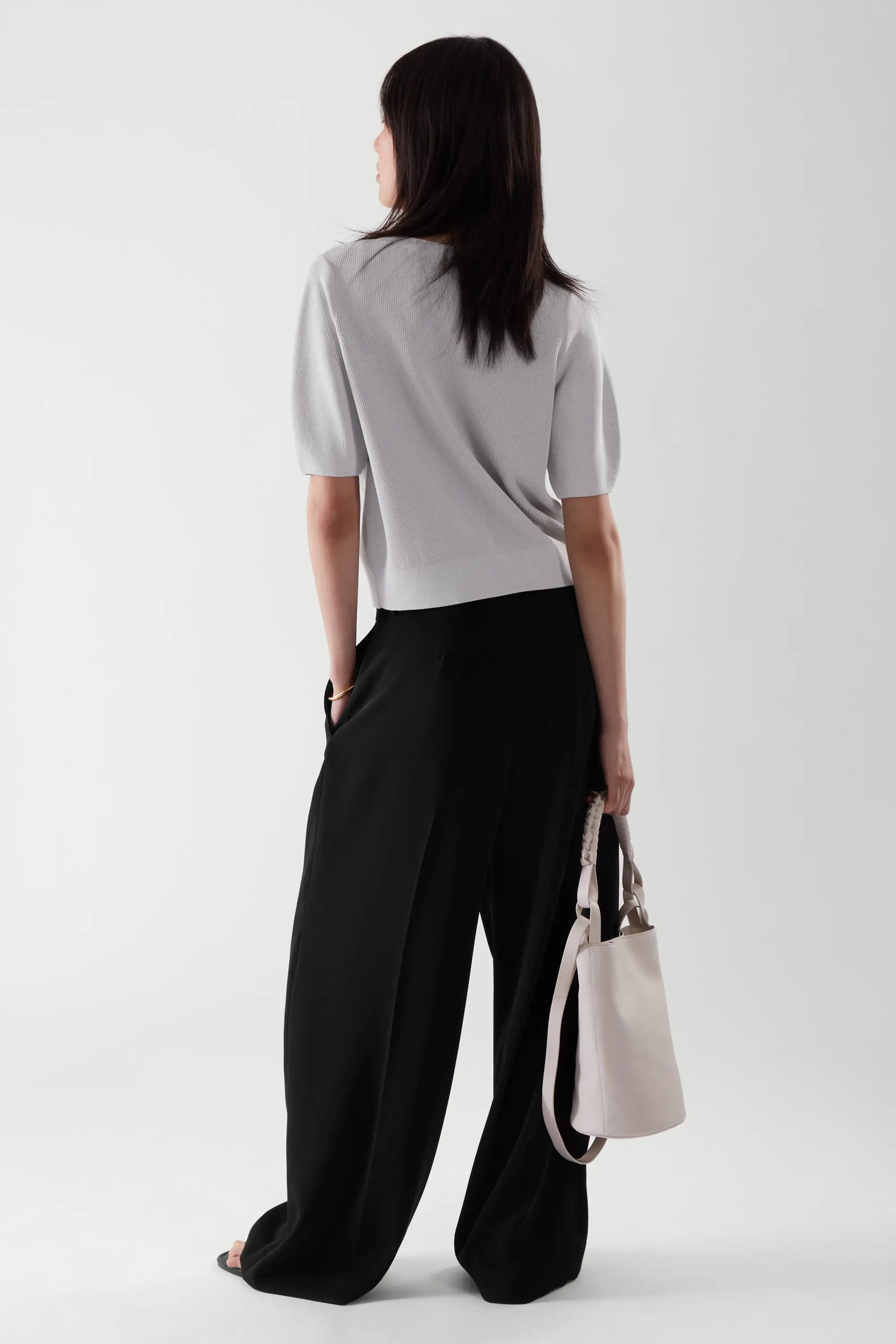 เสื้อคาร์ดิแกนไหมพรมแขนสั้นคอวีสไตล์ลำลองและทันสมัยสำหรับผู้หญิง รุ่นใหม่ประจำฤดูใบไม้ร่วงปี 2025 จาก Ethereal MD