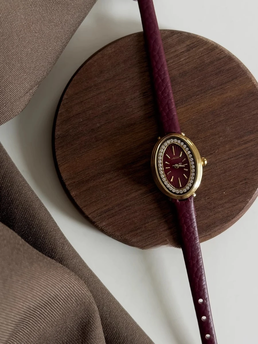 Овальный дизайн с бриллиантами, легкий роскошный нишевый темперамент, высококачественная кожа, женские часы Ankara Red Ins Wind