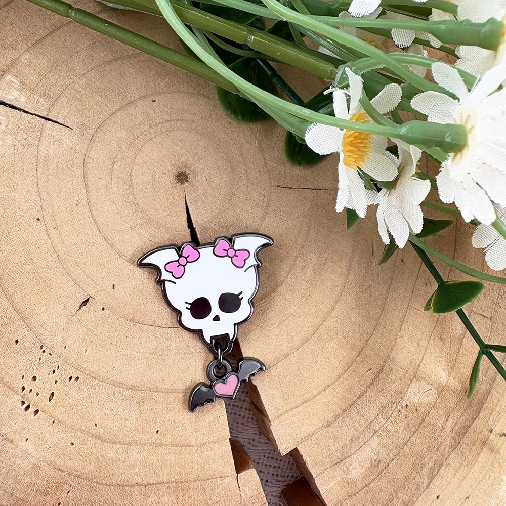 Monster-Animationsfilme Emaille-Pin Cartoon Schwarze Fledermaus Liebesschädel Rosa Schleife Broschen Vampir Reversnadel Anhänger Schmuck Geschenke – Detail 5