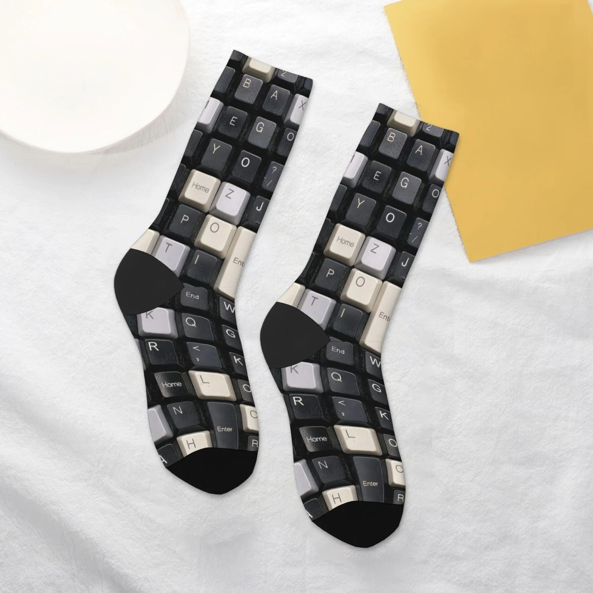 Lustige Retro-Tastatur-Tastenkappen, mittelhohe Socken, schwarz-weißer Tech-Style-Druck, cooler Alltagsstil, Unisex-Socken für Straßenarbeiten und Outfit