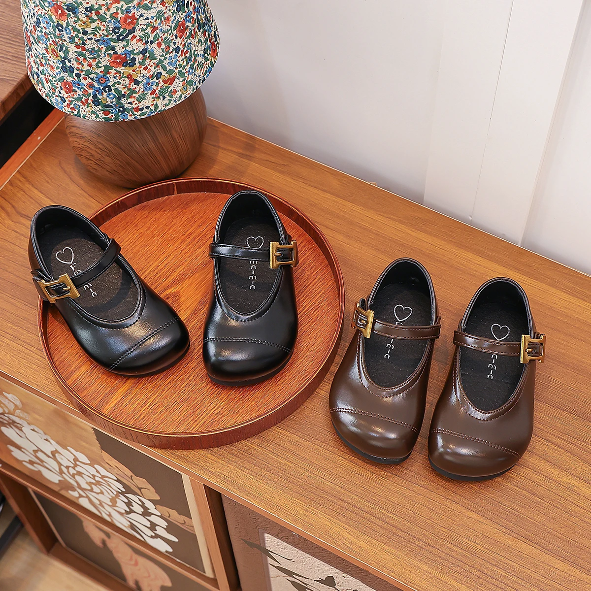 

Children's Flat Shoes with Flat Heels Soft Soles for All Seasons Versatile Suitable for Casual Wear Small Leather Shoes.