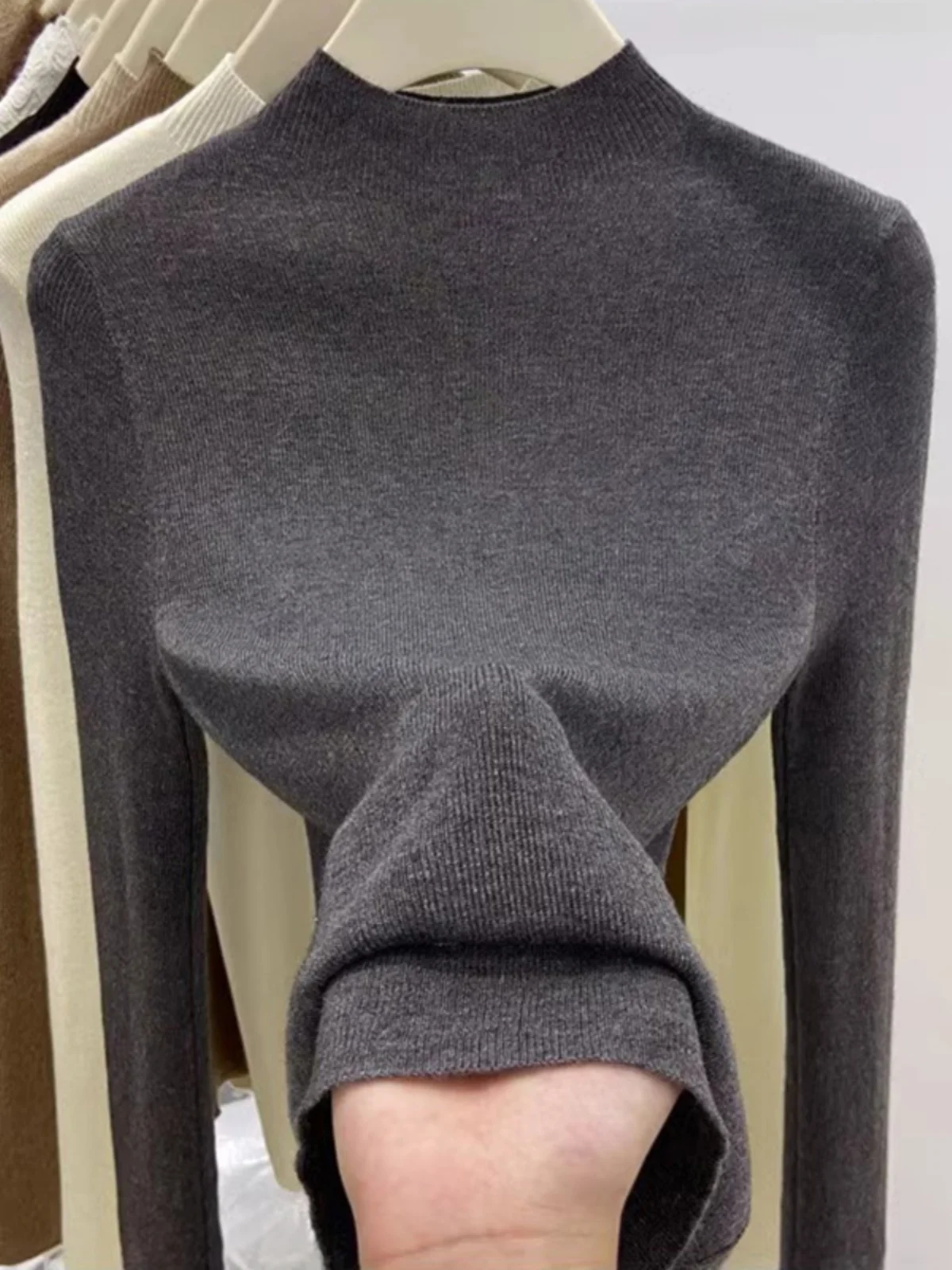 Weicher, langer Strickpullover mit hohem Kragen, schmal geschnitten, trendige Damenkleidung, europäischer Stil, für den Alltag.