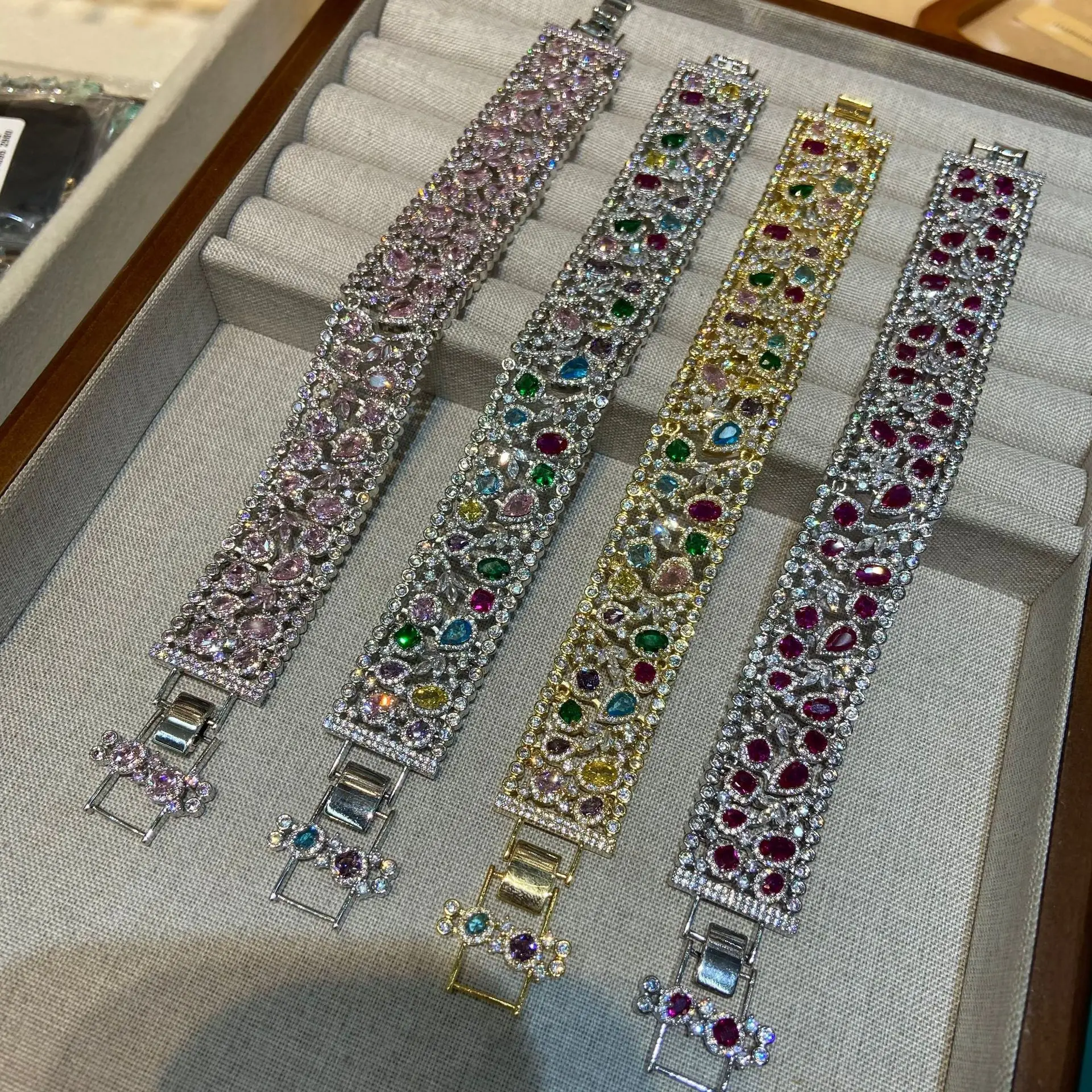 

Red Agate Wide Retro Fashion Gemstone Bracelet Autumn Winter New Jewelry for Stylish Accessory