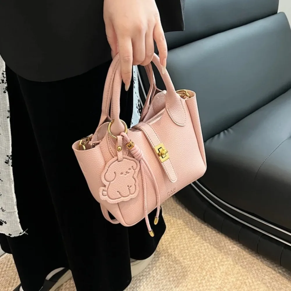 

Leisure Chic Slant Cross Bucket Bag Lychee Pattern Puppy Pendant PU Leather Shoulder Bag Cute Luxury Commuting Handbag Ladies