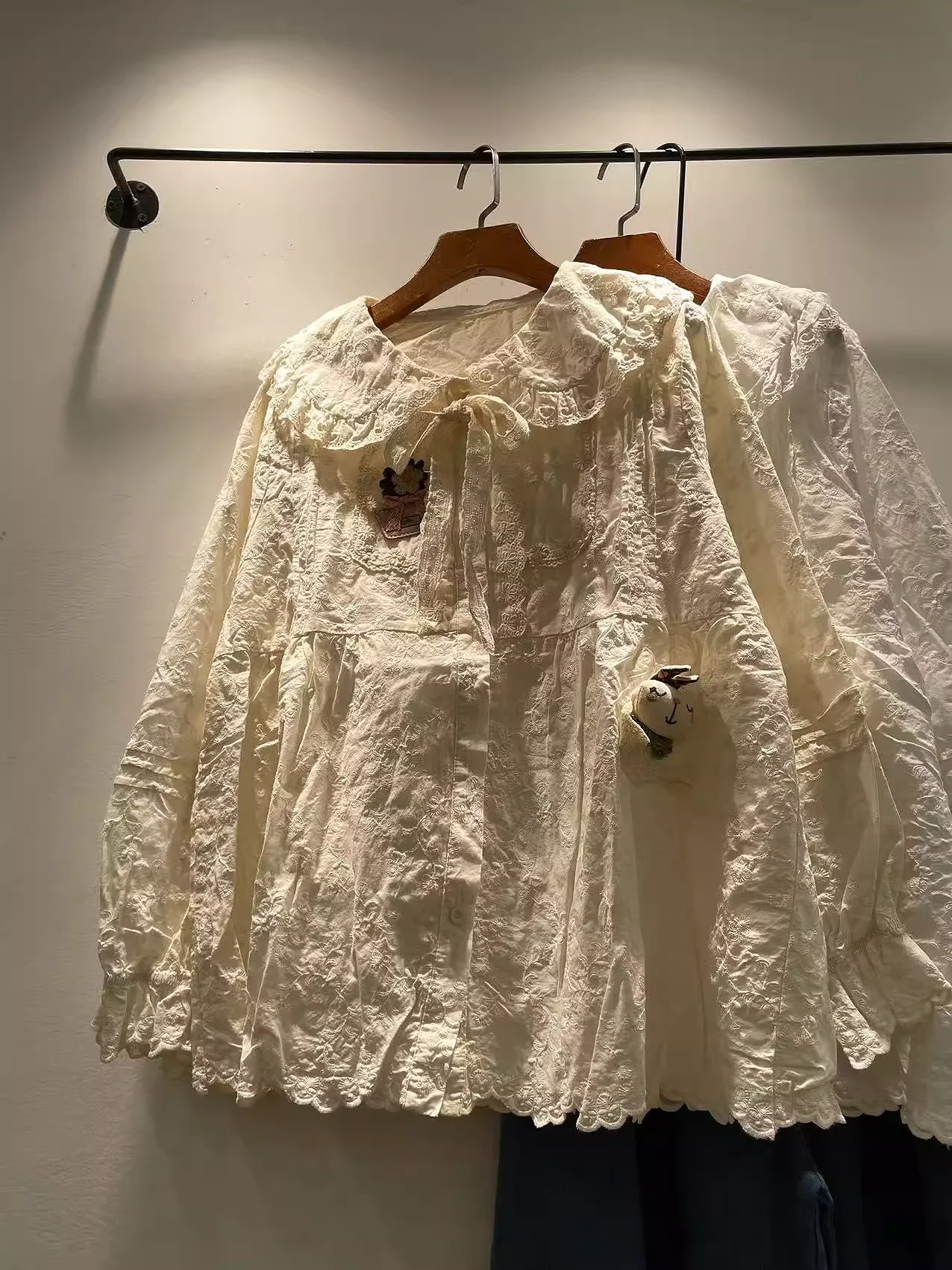 เสื้อผ้าโลลิต้าหวานโมริเกิร์ลฤดูใบไม้ร่วงญี่ปุ่นสีขาวสีเบจลูกไม้ปักเสื้อผ้าฝ้าย 100% เสื้อแขนยาว