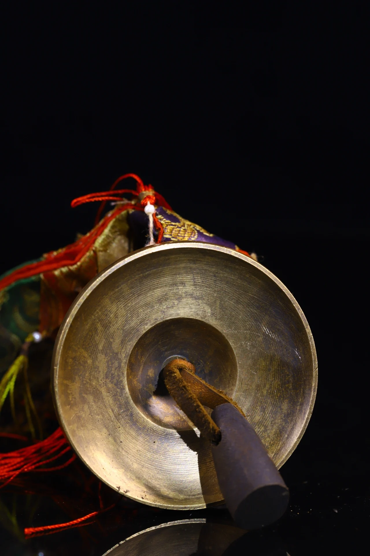 3 "المعابد النيبالية القديمة البرونزية ثمانية كنوز جرس قديم رنين جرس قلادة الثور القرن الصلاة العلم تميمة منزل المدينة