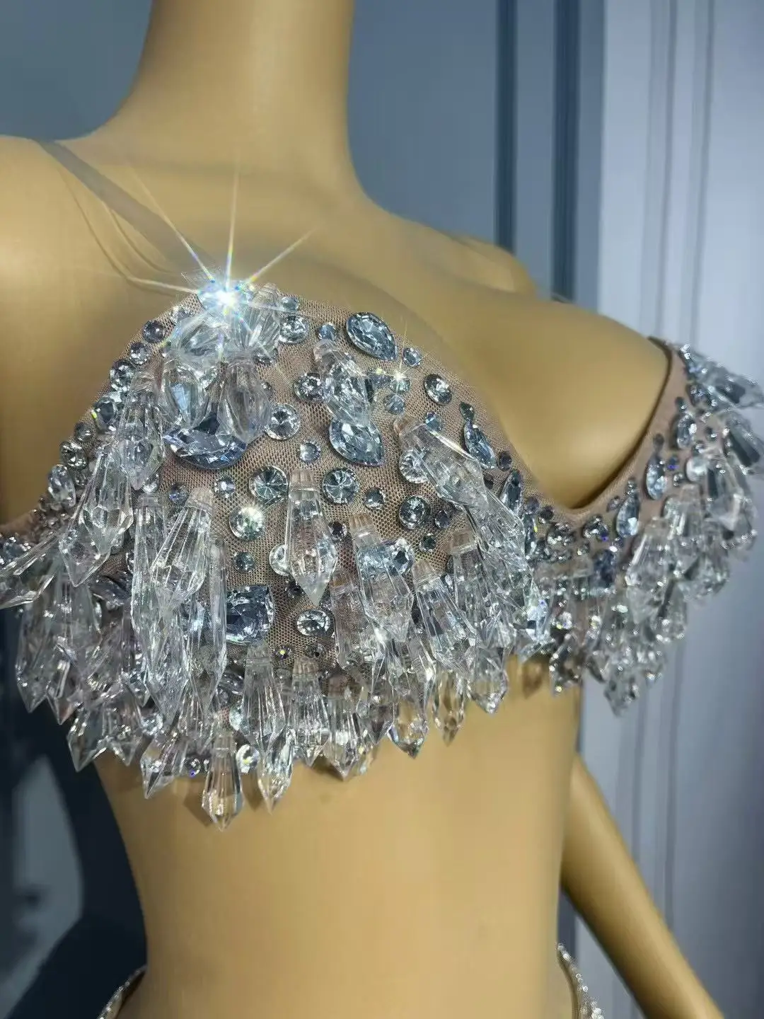 섹시한 스플릿 세트 고급 반짝이는 펜던트 크리스탈 체인 메쉬 드레스 여성 생일 이브닝 파티 가운 레드 카펫 쇼 무대 의상