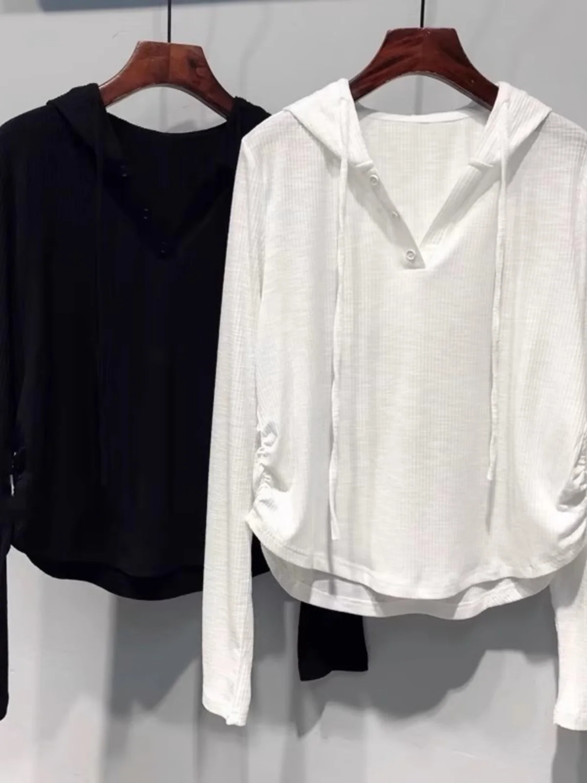 

Однотонная женская толстовка с V-образным вырезом и длинным рукавом, верхняя одежда для ранней осени, простой стиль, солнцезащитная футболка-топ, рекомендуемая модель