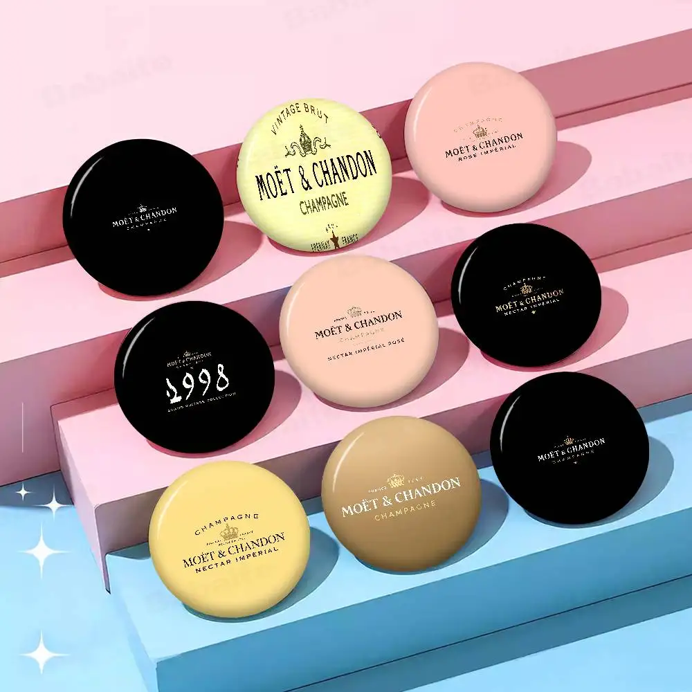Broches Criativos M-Moet C-Chandon com Caras Engraçadas, Broche Redondo de Encaixe, Acessórios para Mochilas e Chapéus, Presentes de Joalheria