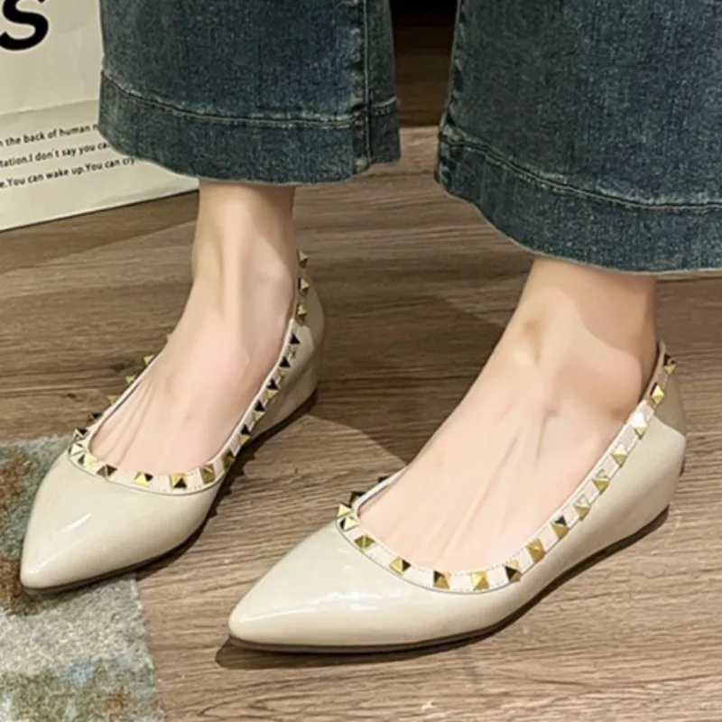 Autunno delle donne Nuovo Semplice di Colore Solido All'aperto Scarpe Basse Antiscivolo 2025 Moda Rivetto Designer Casual Partito Delle Signore Scarpe Basse