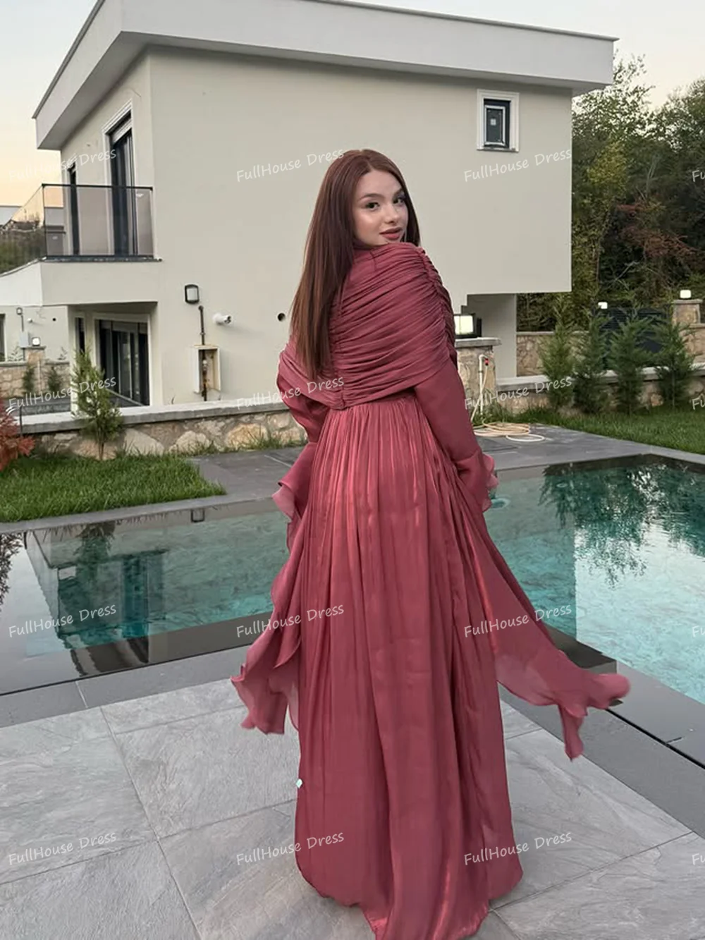 ชุดเดรสยาวมุสลิมแบบสั่งตัด คอทรงโอ ผ้าชีฟอง แต่งระบายเป็นชั้นๆ ทรงเอ แขนยาว ผ้าพลิ้ว  แบบเปิดหลัง  ความยาวแบบแม็กซี่ จับจีบ  สไตล์ซาอุดิอาระเบีย