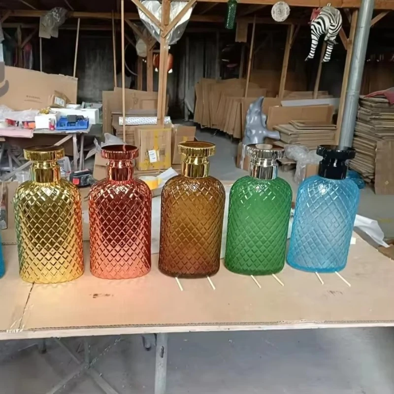 

Custom-designed large-scale transparent resin bottle sculpture exhibition and various color displays of product genre crafts