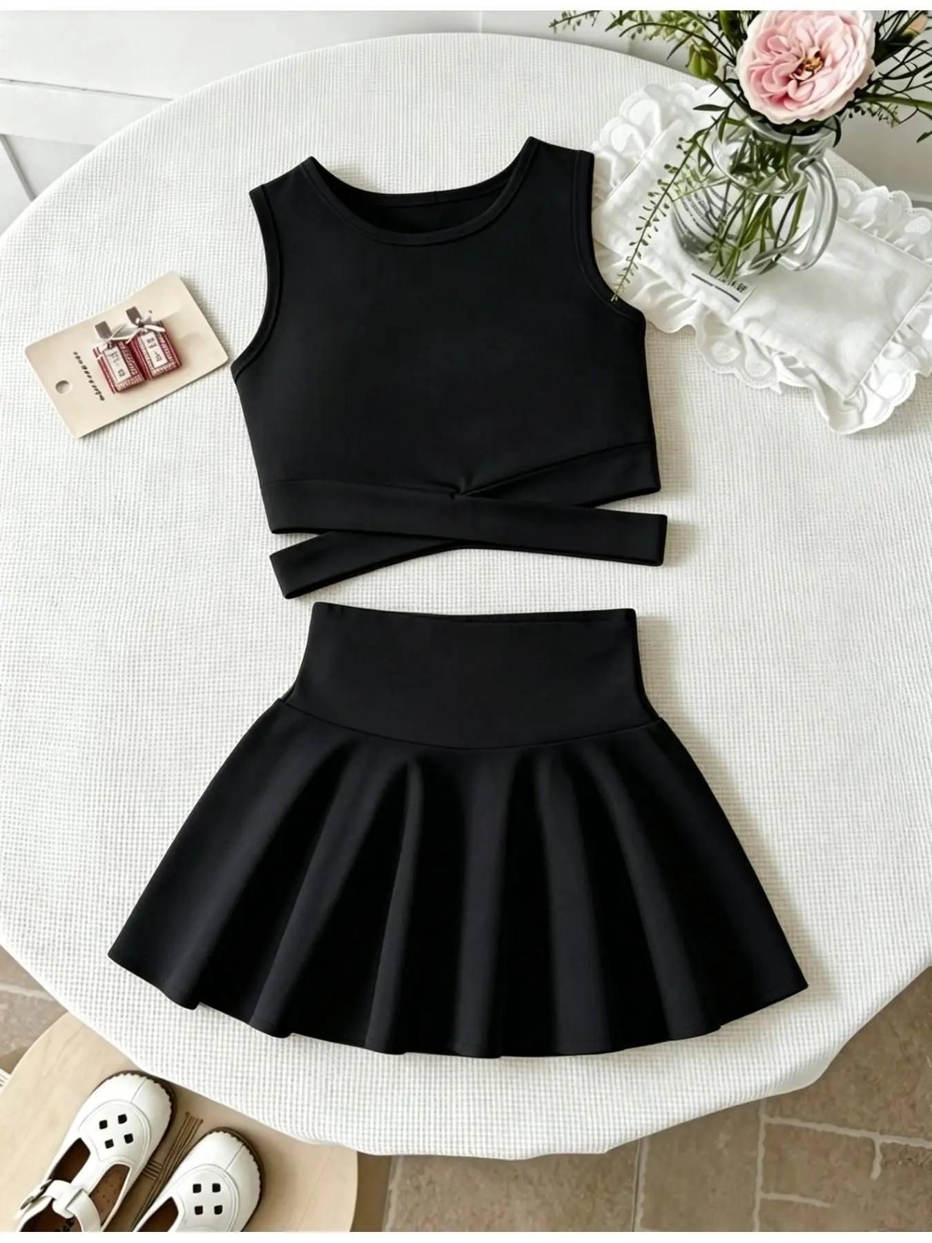 Mädchen-Set aus süßem, schmal geschnittenem, einfarbigem, ärmellosem Crop-Top und hochtailliertem, plissiertem Skaterrock aus weichem Stoff für Tanztraining und Sommerkleidung. – Detail 8