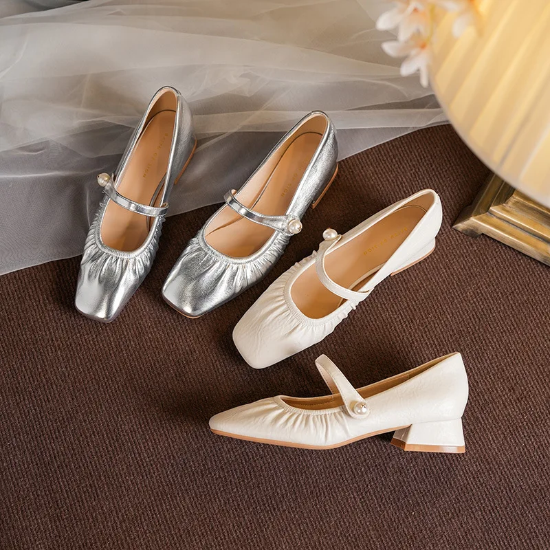 

Балетная обувь Pearl Charm из текстурированной микрофибры | Особенности одинарного элегантного ремешка | Мягкая комфортная подошва | Вневременная и универсальная плоская обувь