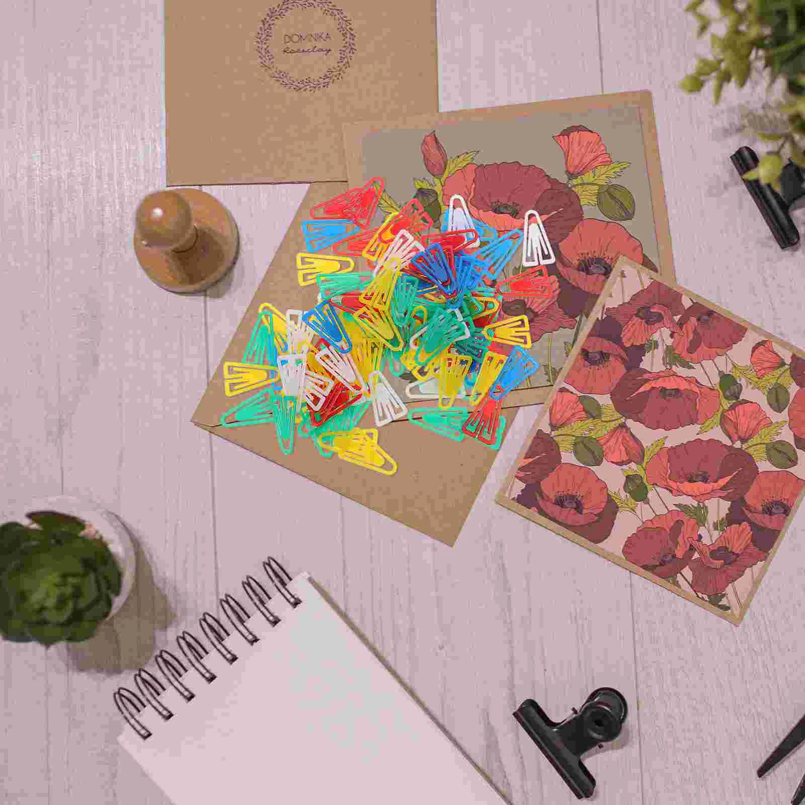 100 Buah Klip Kertas Segitiga Penjepit Kertas Kantor Dokumen File Kecil Penjepit Tagihan Dekoratif Plastik Multifungsi untuk