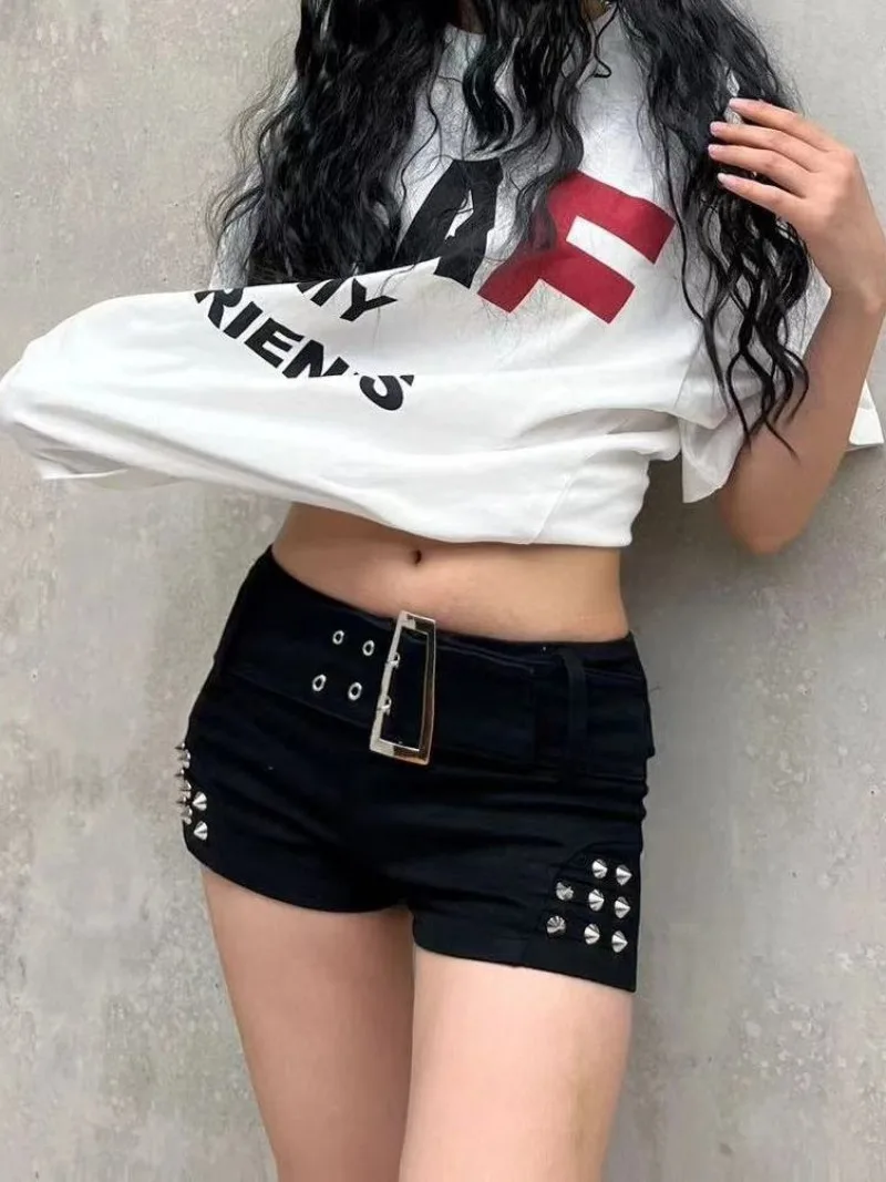 

Женские джинсовые шорты-хотпанты в стиле панк, готика, с низкой посадкой, облегающие, с заклепками, микро-шорты Y2K, летние, милые, в стиле кьютоур, джинсовые шорты