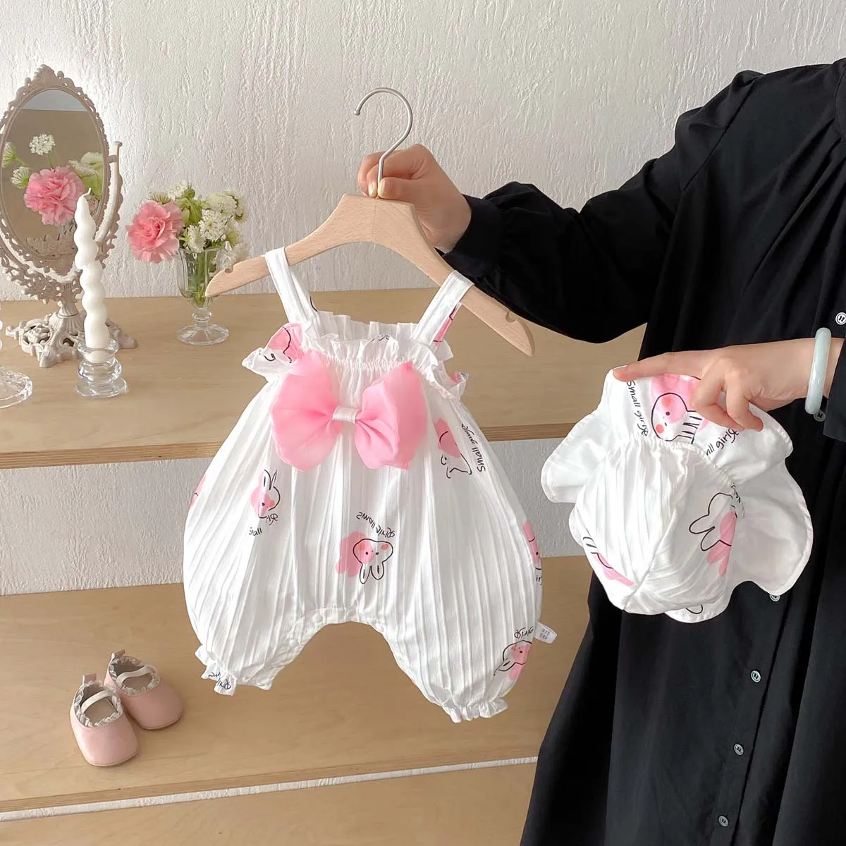 

Summer baby girl sweet bow cute rabbit jumpsuit, baby sling thin jumpsuit delivery hat, very suitable for travel wear
