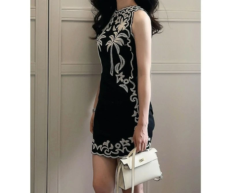 

2026 Summer New Hollow Embroidered Sleeveless Vest Dress Waist Hip Skirt