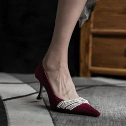 Donne tacchi alti Sexy perline scarpe femminili 2023 nuove pompe di velluto rosso punta a punta tacco retrotile partito scarpe da sposa all'ingrosso