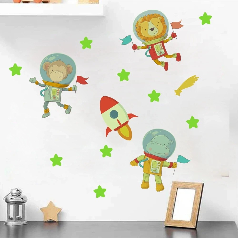 ورقة واحدة من ملصقات الفلورسنت المتوهجة في الظلام تتميز بالقمر والنجوم والفضاء ورسوم الرسوم المتحركة لرائد الفضاء، وشارات ديكور غرفة الأطفال
