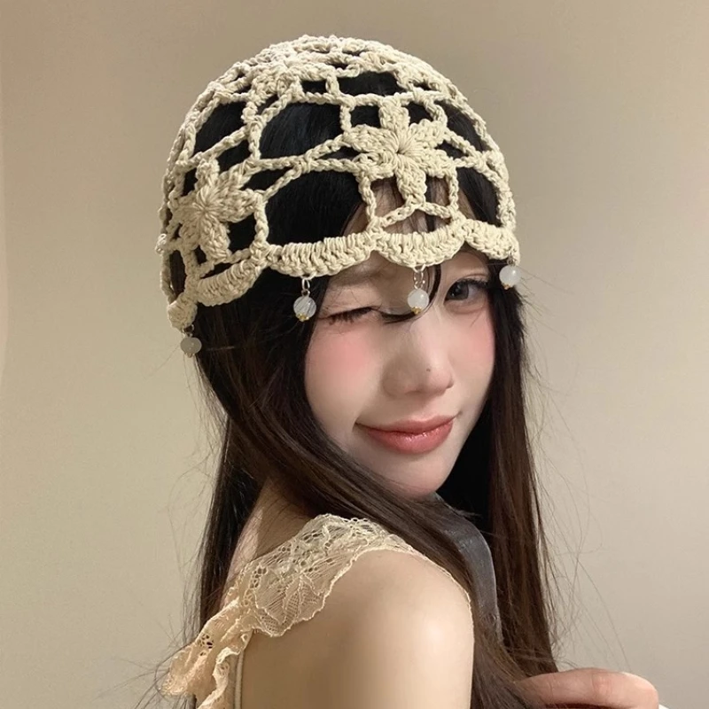 Gorro de punto con flores huecas de estilo bohemio para mujer, gorro de jersey con flecos de perlas Retro versátil para viajes de primavera y verano