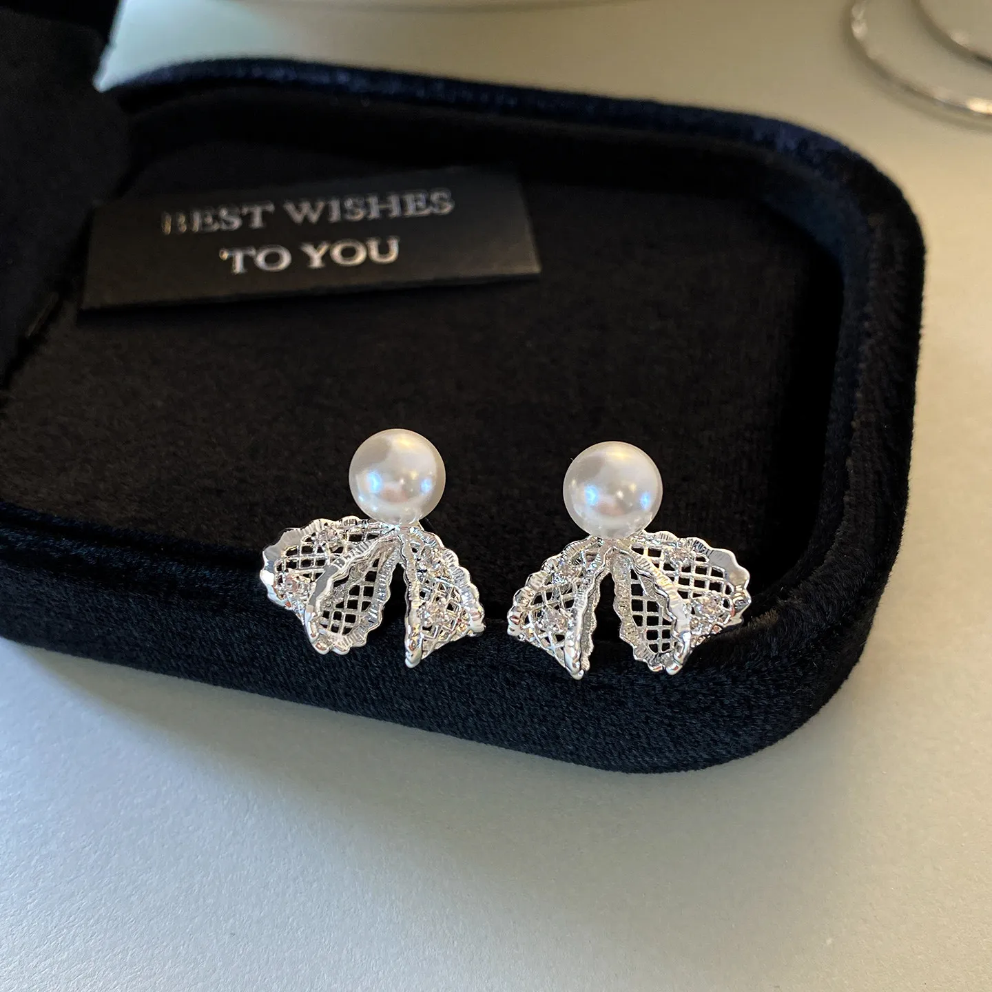 Elegante hohle filigrane Schleifen-Perlen-Ohrstecker, vergoldet, mit Zirkonia-Schleifen-Perlen, für Damen, Hochzeit, Party, Schmuck – Detail 8