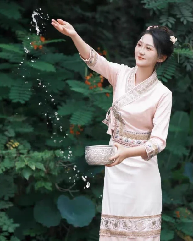 

Chinese Dai Women Dress Folk Thailand Style Spring Embroidery