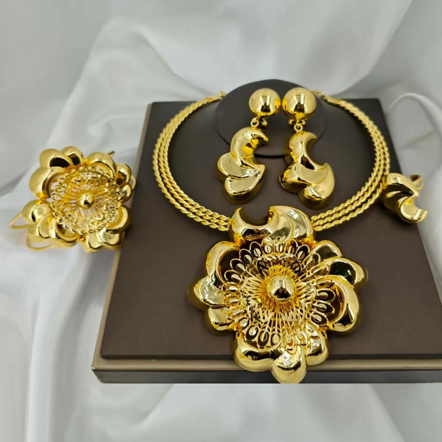 

Luxury Stunning Flower Light Wight Big Italian Jewelry Set For Women Fashionable Necklace Bracelet Earrings Ring 4PC Jewellery