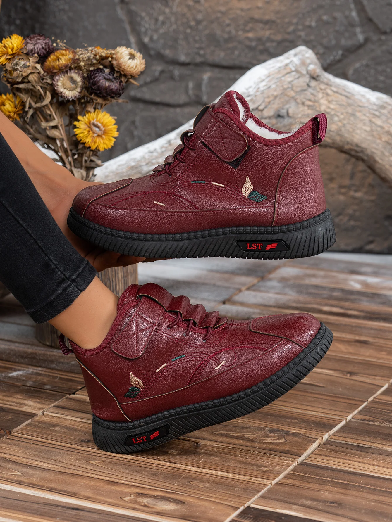 2026 Winter Damen Fleece-Gefütterte Leder-Stiefeletten Klettverschluss Stickerei Rutschfeste Weiche Gummisohle Warme Freizeitstiefel – Detail 4