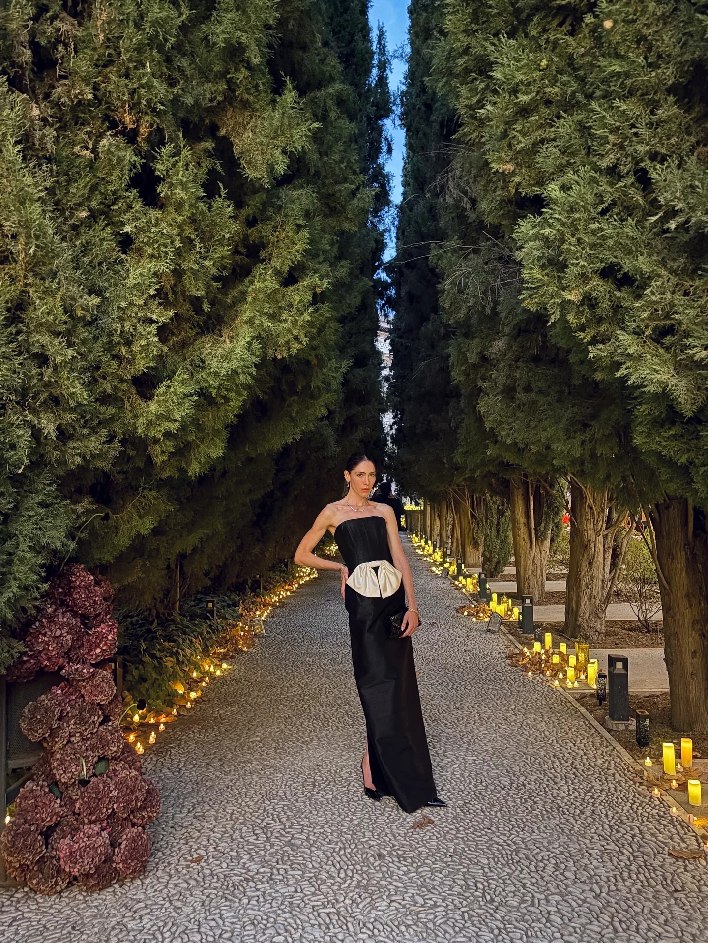 ชุดราตรีสีดำประดับโบว์สีงาช้างขนาดใหญ่ – ชุดเดรสออกงานปี 2025 ชุดเดรสสำหรับแขกในงานแต่งงาน ชุดเดรสงานเลี้ยงค็อกเทลหรูหราผ้าซาติน