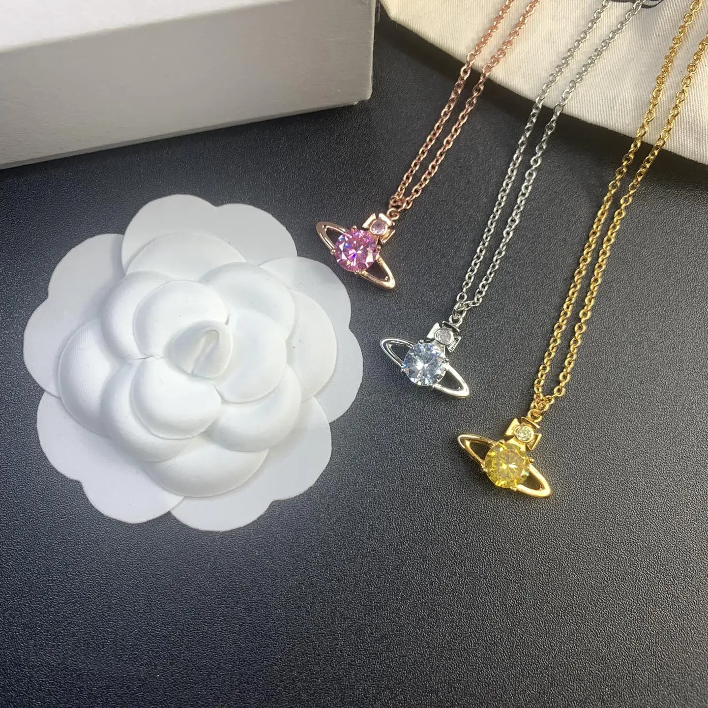 S925 فضة واحدة الماس أنيقة السيدات رومانسية ليتل زحل سحر قلادة أزياء اليومية مجوهرات متعددة الاستخدامات