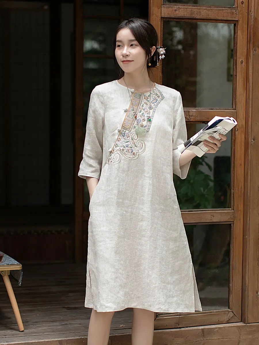 秋の新ヴィンテージバックル刺繍ドレス女性のための中国風の緩い気質痩身ミッドレングスドレス