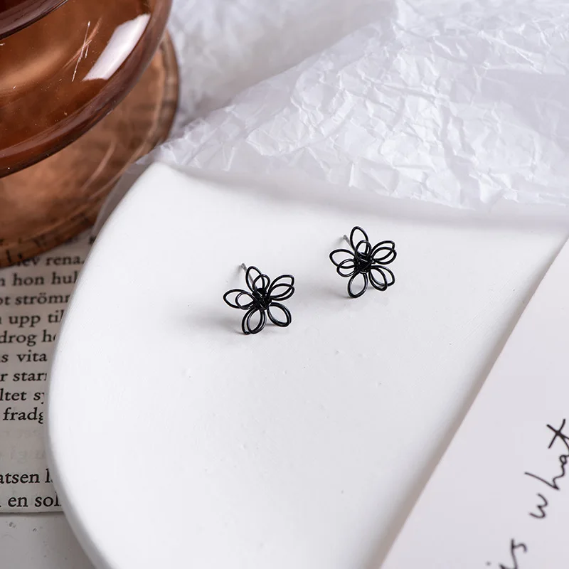 Hollow Out Metal Flower Stud Earrings for Women Simple Golden Color Black Trendy Earrings Vintage Jewelry Gift Accessories