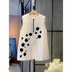 Spring Autumn Embroidery White Vest 2024 New Women Fashion Sleeveless Loose Joker Casual Waistcoat Top Ladies