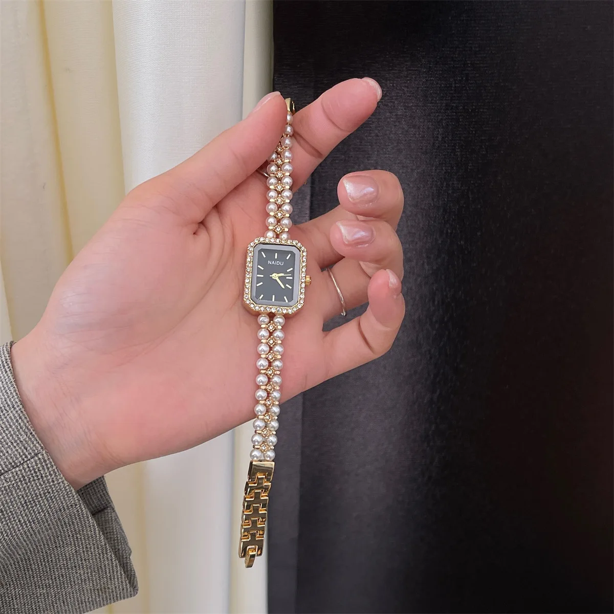 ライトラグジュアリーな魅力と小さなファッショントレンドを備えた女性向けの人気のリトルフレグランスパールブレスレットウォッチ、女性用クォーツウォッチ