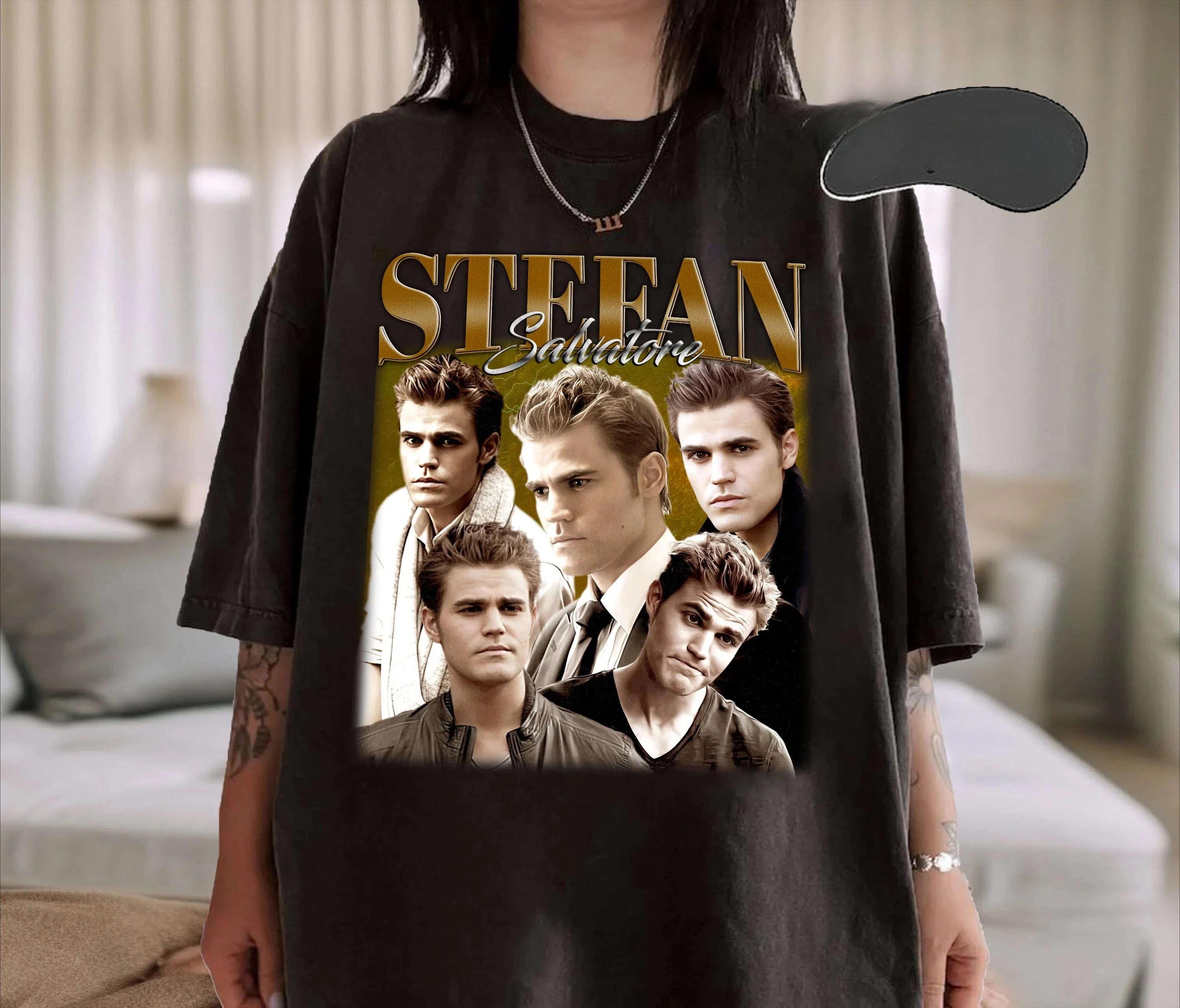 

Футболка в стиле ретро с изображением Стефана Сальваторе, удобная футболка с круглым вырезом и принтом, подарок для фанатов как мужчин, так и женщин