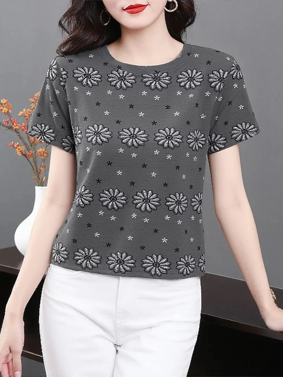 

Женская футболка свободного кроя с цветочным принтом, коротким рукавом и круглым вырезом, повседневный стиль, универсальный топ больших размеров для женщин среднего возраста и...