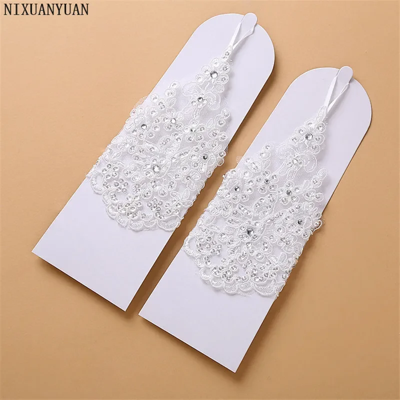 Eleganti guanti da sposa corti in raso di pizzo con perline 2023 guanti da sposa senza dita accessori da sposa avorio bianco Veu De Noiva