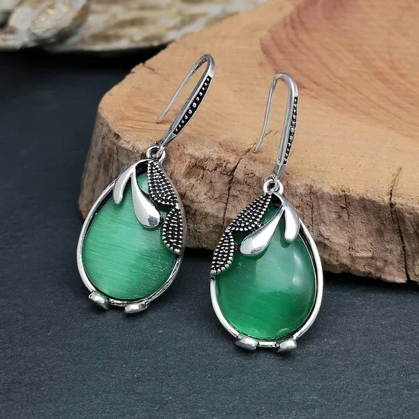 Vintage Bohemia Carving Wind Chimes Shape Dangle Retro Ethnic Long Drop Ear for Women Classic Green Stone Earring for Women