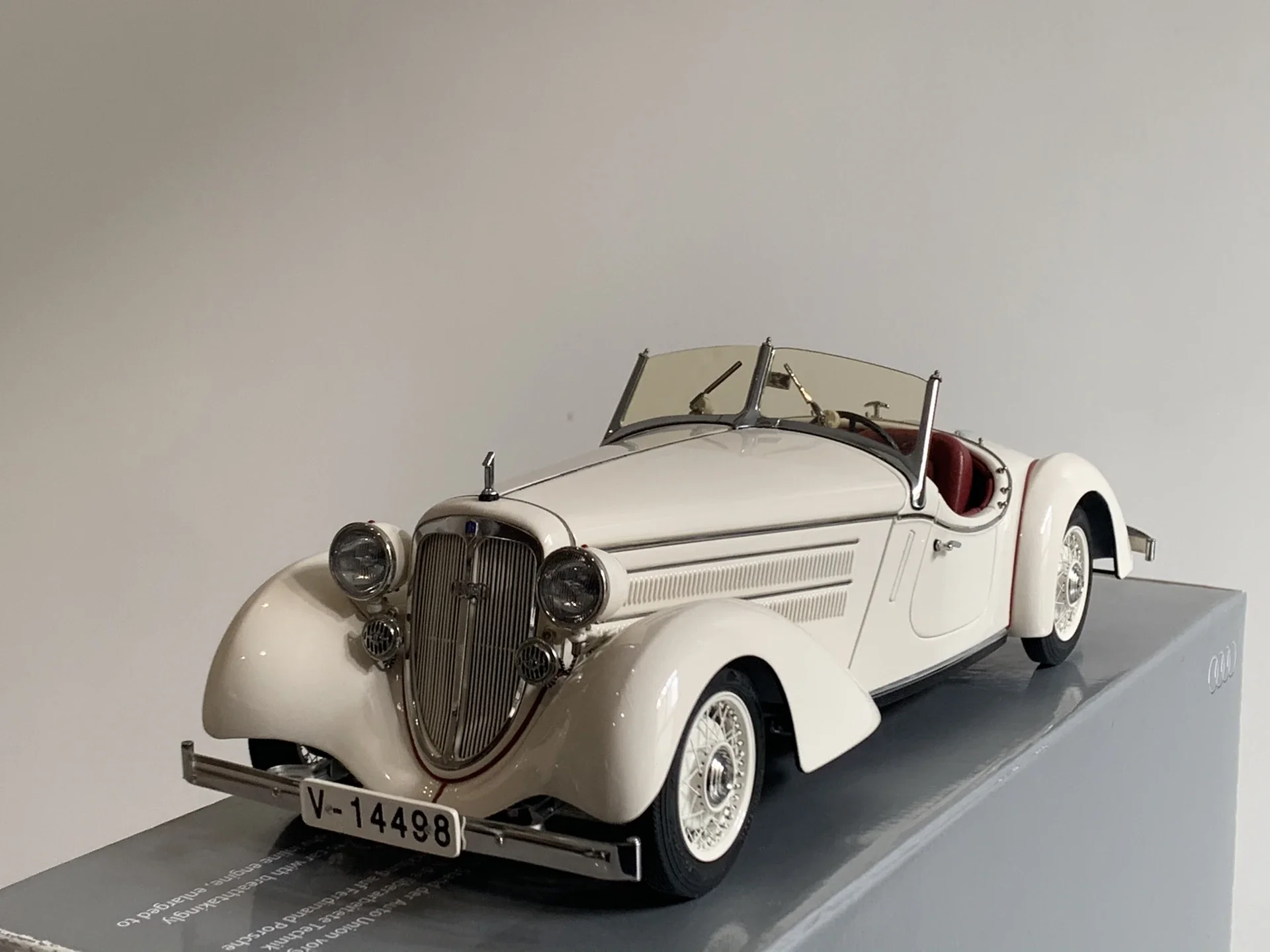 

CMC 1:18 Front 225 White Roadster Simulation Limited Edition All Open Alloy Metal Static Car Model Toy Gift