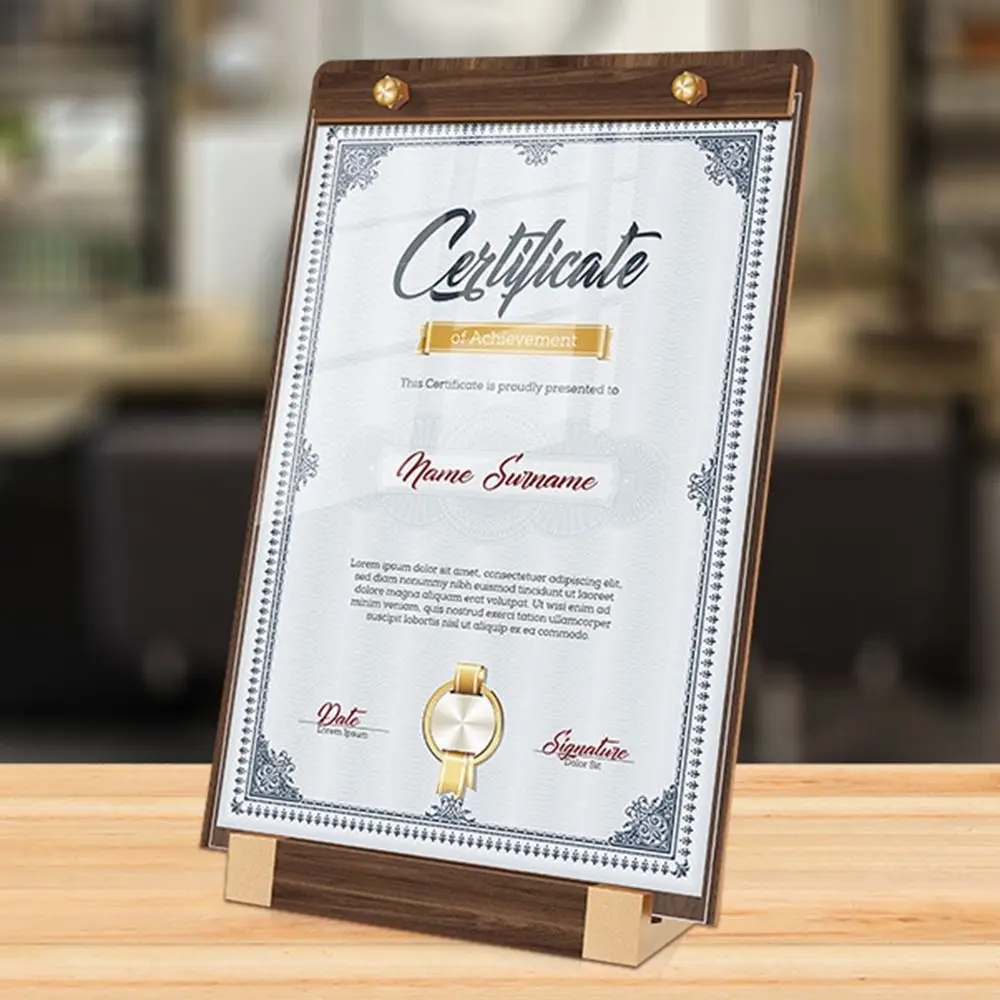 Tablica ekspozycyjna biurkowa A4/A5/A6, imitacja drewna orzecha włoskiego, brązowa, pionowy uchwyt na menu, przezroczysty panel, stabilna podstawa.