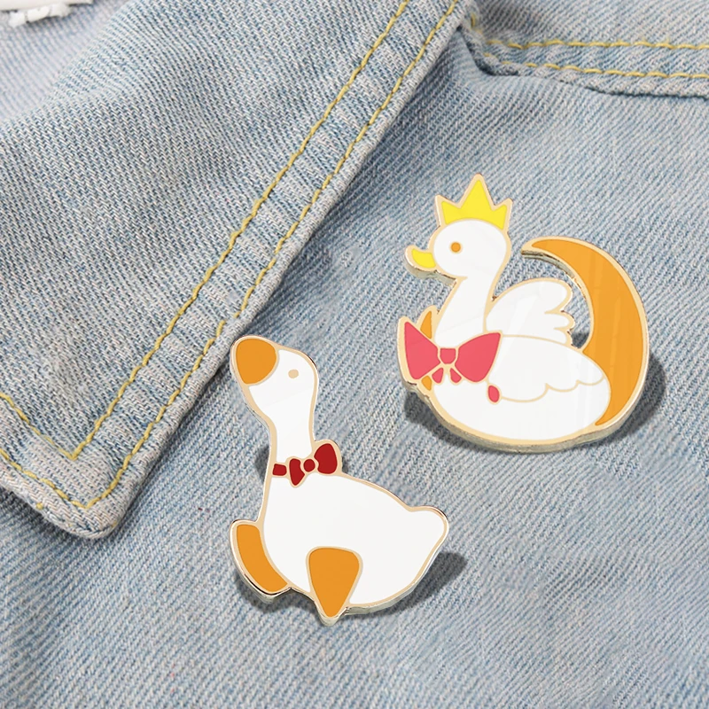 Broche esmaltado de corona, insignias para mochila de moda, ropa, joyería, regalos para niños, dibujos animados, pato amarillo, Pines, orgullo, ganso blanco grande con