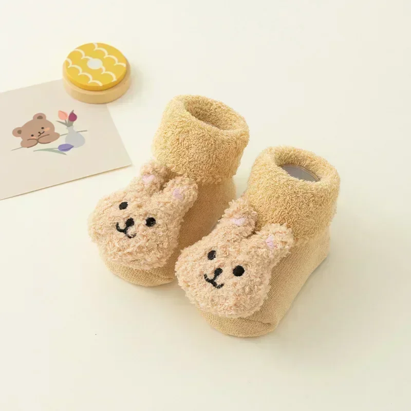 Nuevos calcetines bonitos de oso de dibujos animados para bebés, calcetines de invierno de algodón suave antideslizantes sólidos para recién nacidos, calcetines gruesos para niños