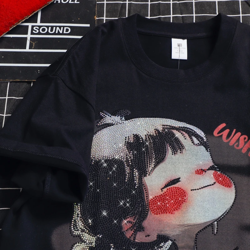 特大ヨーロッパヘビーダイヤモンドエンボス漫画ガールトップ、ミッドレングスのルーズトレンディなレディース半袖Tシャツ